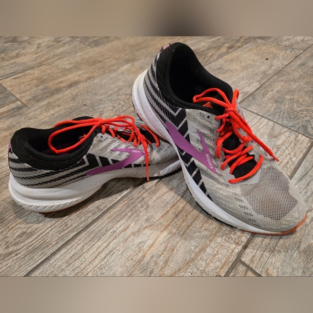 Brooks Women's Athletic Tennis Running Shoes Launch 6 Sz 9